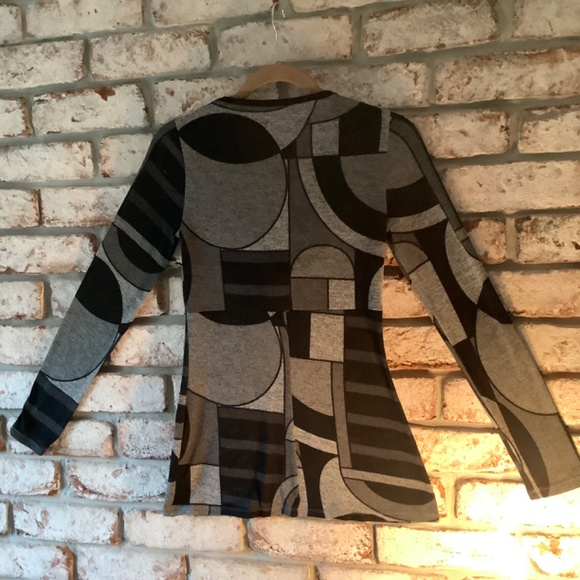 Mod black and gray geometric woman’s top - Picture 3 of 4